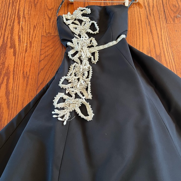 CHRISTIAN SIRIANO**Stunning Black Midi Evening Gown**US 2,6**$6850 - Picture 3 of 7